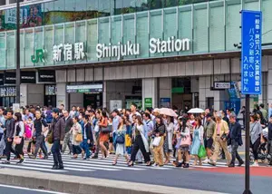Overweldigd door Shinjuku station? Ik help je navigeren! Ontdek mijn routes, tips en verborgen plekken in deze gids voor het drukste station van Tokyo.