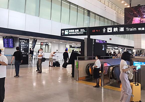 Trein van Narita naar Tokyo Trein van Narita naar Tokyo